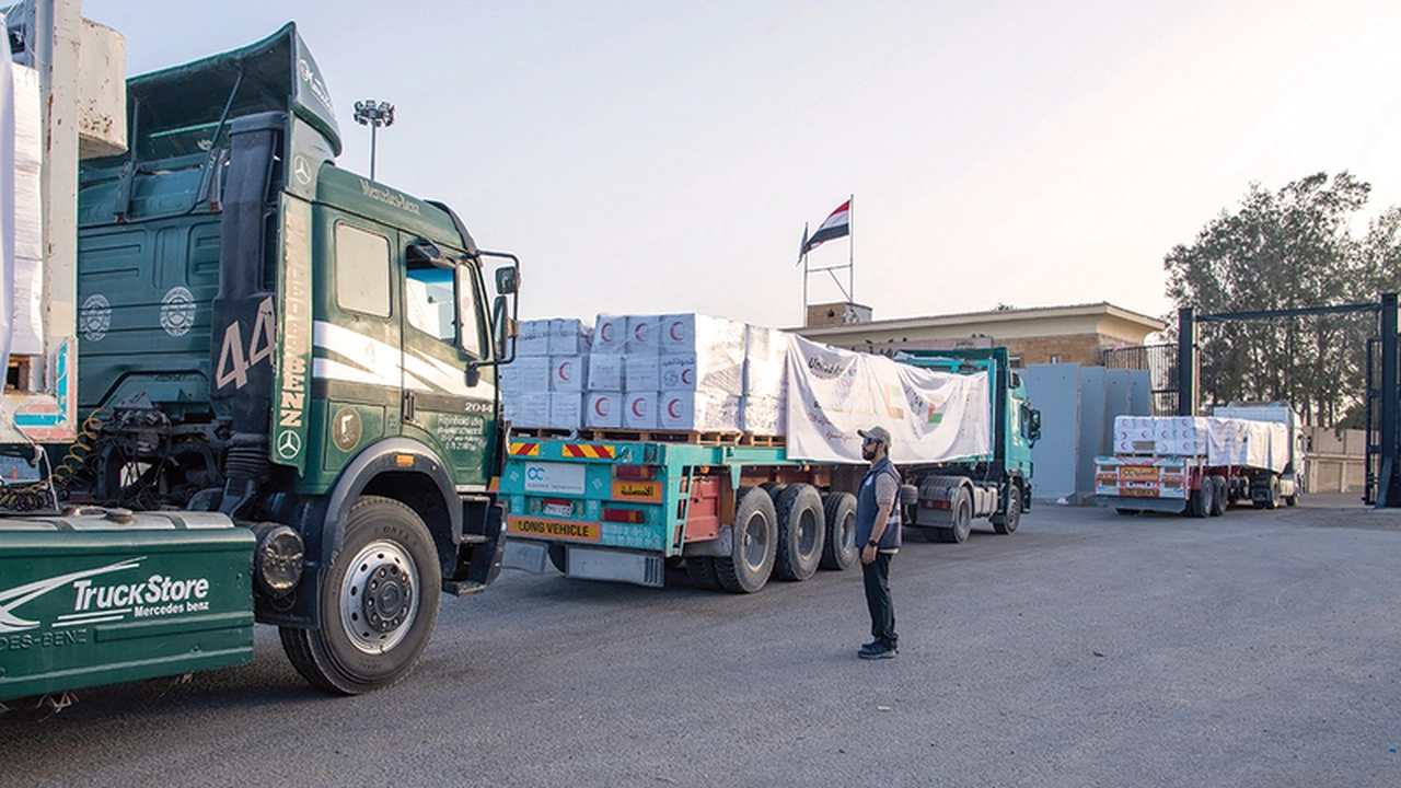الإمارات تعزز جهودها لدعم غزة بمساعدات طبية وسيارات إسعاف جديدة